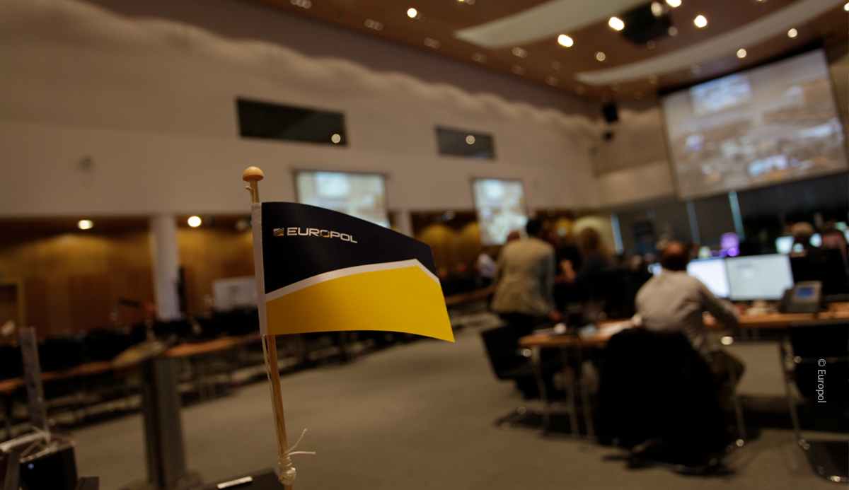 Erityiskertomus 19/2021: Europolin tuki muuttajien salakuljetuksen torjumiseksi: Europolia arvostetaan kumppanina, mutta se käyttää tietolähteitä liian vähän ja mittaa tuloksia puutteellisesti